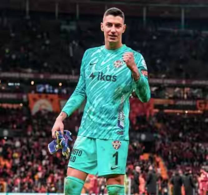 开云体育-赛地聚焦：全明星赛转会期热度飙升，巴黎圣日耳曼调整名单，更衣室稳定，轮换策略成焦点的简单介绍